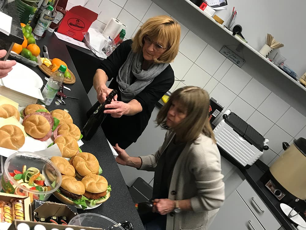 Das Kiosk Team beim vorbereiten von Verpflegung für die Besucher des Putzbrunner Dorfcups